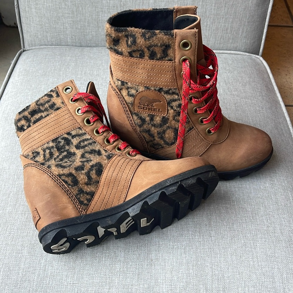 Sorel Lexie Faux Fur leopard print lace up boot womens 
Size 6.5